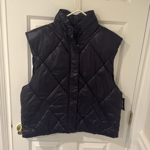 Andrew Marc Jackets & Blazers - Andrew Marc sport bubble vest pockets XL has a hidden hood Zipper host pick